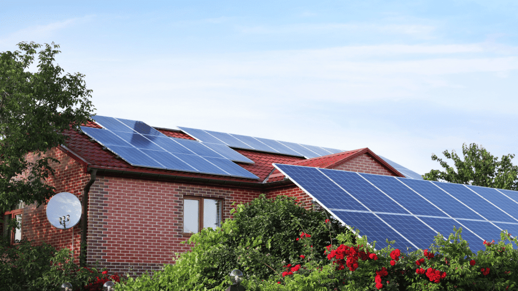 Une maison avec des panneaux photovoltaiques sur le toit